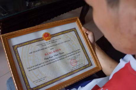 Chang trai khuyet tat thoi hon vao nhung hat gao - Anh 10