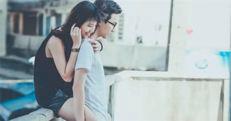 6 cach tuyet voi de do danh nguoi yeu khi co ay buon - Anh 1