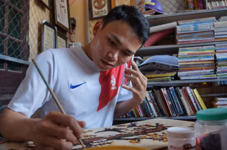 Chang trai khuyet tat thoi hon vao nhung hat gao - Anh 9