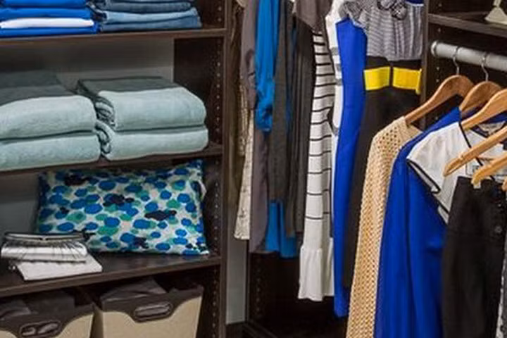 15 cách thông minh tuyệt vời để sắp xếp tủ quần áo luôn gọn gàng