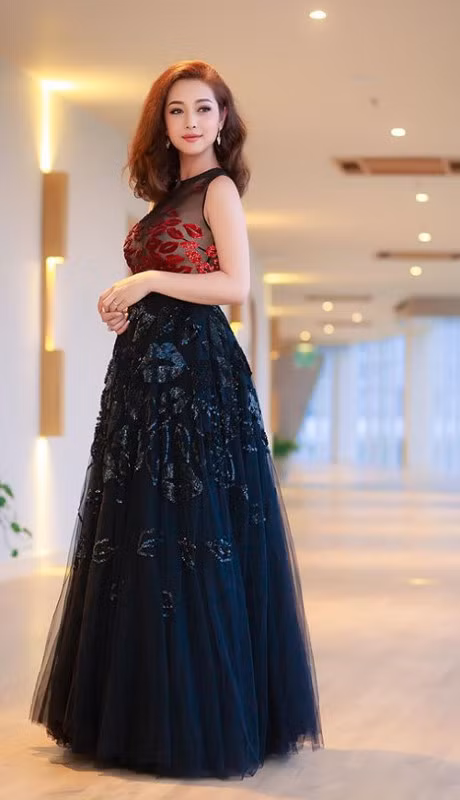 Sau mot khong noi y, Jennifer Pham tiep tuc mac hut mat - Anh 7