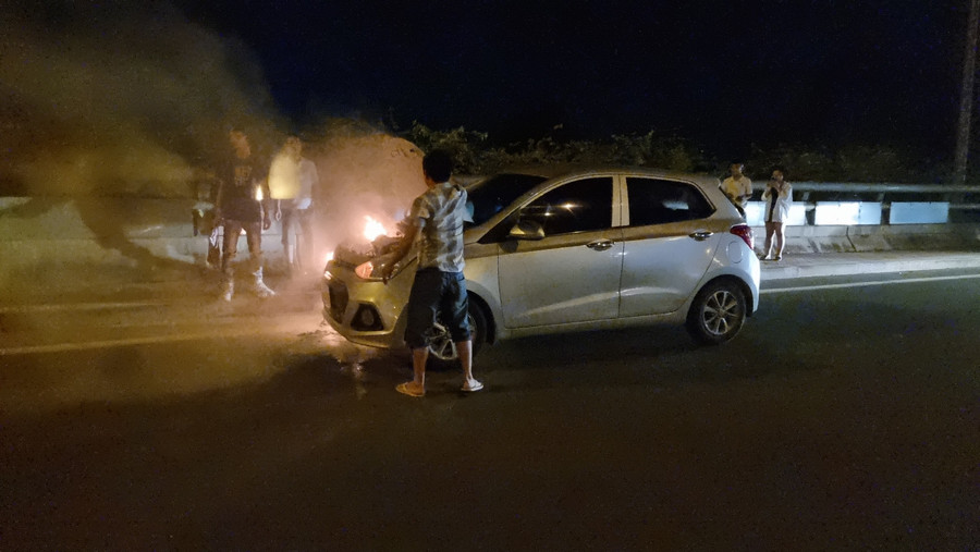 Tài xế được người đi đường hỗ trợ bình chữa cháy mini. Tài xế được người đi đường hỗ trợ bình chữa cháy mini.