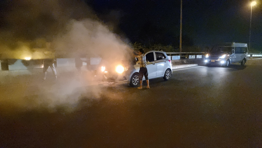 Tài xế nhanh chóng dập lửa. Tài xế nhanh chóng dập lửa.