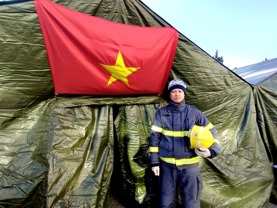 Đại úy Vũ Duy Hưng, cán bộ Trung tâm huấn luyện và ứng phó về PCCC và CNCH, Bộ Công An đang làm nhiệm vụ CNCH tại Thổ Nhĩ Kỳ.