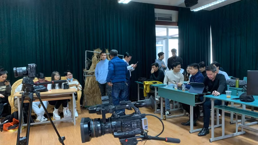 Đạo diễn Mai Long và các thành viên Ban giám khảo đã hướng dẫn, chia sẻ cho các thí sinh một cách thẳng thắn.