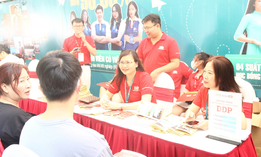 TS Trịnh Thanh Huyền tư vấn tuyển sinh tại Ngày hội "Lựa chọn nguyện vọng xét tuyển". TS Trịnh Thanh Huyền tư vấn tuyển sinh tại Ngày hội "Lựa chọn nguyện vọng xét tuyển".