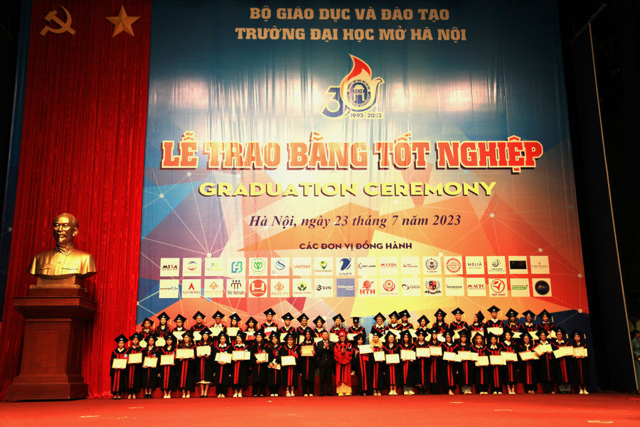 TS Trần Văn Đạt và PGS.TS Nguyễn Thị Nhung trao Bằng và Giấy khen cho các tân Thạc sĩ, Cử nhân, Kỹ sư, Kiến trúc sư có thành tích xuất sắc trong học tập và công tác lớp. TS Trần Văn Đạt và PGS.TS Nguyễn Thị Nhung trao Bằng và Giấy khen cho các tân Thạc sĩ, Cử nhân, Kỹ sư, Kiến trúc sư có thành tích xuất sắc trong học tập và công tác lớp.