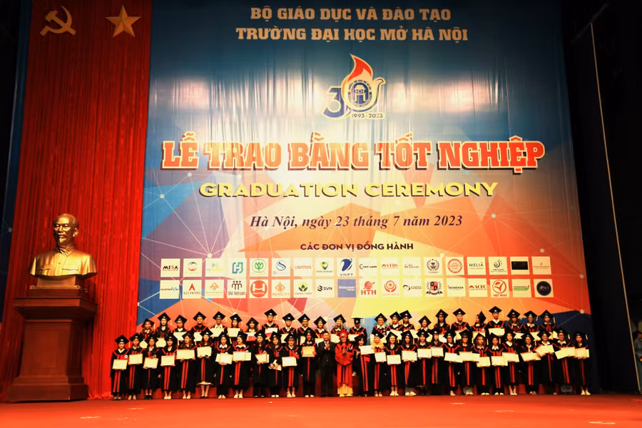 TS Trần Văn Đạt và PGS.TS Nguyễn Thị Nhung trao Bằng và Giấy khen cho các tân Thạc sĩ, Cử nhân, Kỹ sư, Kiến trúc sư có thành tích xuất sắc trong học tập và công tác lớp.