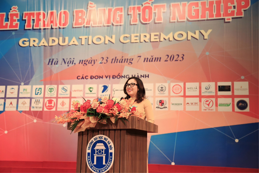 PGS.TS Nguyễn Thị Nhung - Hiệu trưởng Trường ĐH Mở Hà Nội phát biểu tại buổi lễ. PGS.TS Nguyễn Thị Nhung - Hiệu trưởng Trường ĐH Mở Hà Nội phát biểu tại buổi lễ.
