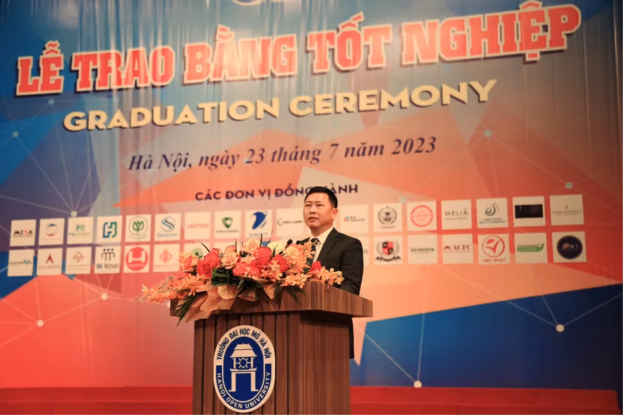 TS Trần Văn Đạt – Quyền Vụ trưởng Vụ Giáo dục chính trị và Công tác Học sinh, sinh viên (Bộ GD&amp;ĐT) phát biểu tại buổi lễ.