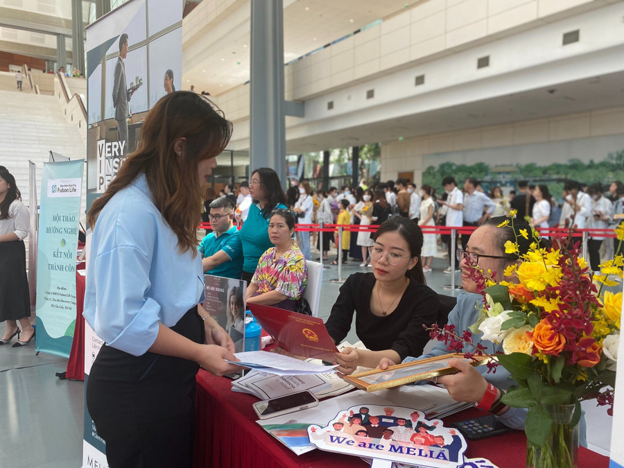 Hàng chục đơn vị sử dụng lao động với hơn 3000 vị trí việc làm dành cho người học của Trường Đại học Mở Hà Nội được tuyển dụng trực tiếp. Hàng chục đơn vị sử dụng lao động với hơn 3000 vị trí việc làm dành cho người học của Trường Đại học Mở Hà Nội được tuyển dụng trực tiếp.