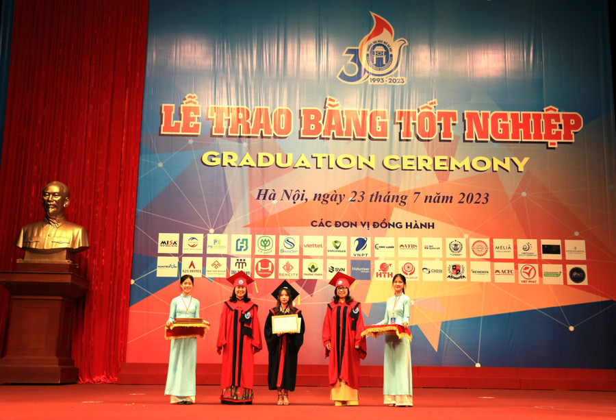 PGS.TS Nguyễn Mai Hương – Bí thư Đảng ủy, Chủ tịch HĐT và PGS.TS Nguyễn Thị Nhung – Hiệu trưởng Trường Đại học Mở Hà Nội trao bằng và tặng hoa chúc mừng. PGS.TS Nguyễn Mai Hương – Bí thư Đảng ủy, Chủ tịch HĐT và PGS.TS Nguyễn Thị Nhung – Hiệu trưởng Trường Đại học Mở Hà Nội trao bằng và tặng hoa chúc mừng.