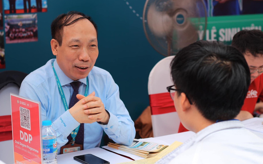 PGS.TS Nguyễn Xuân Thạch - Trưởng Ban Quản lý đào tạo, Học viện Tài chính tư vấn tuyển sinh tại Ngày hội "Lựa chọn nguyện vọng xét tuyển". PGS.TS Nguyễn Xuân Thạch - Trưởng Ban Quản lý đào tạo, Học viện Tài chính tư vấn tuyển sinh tại Ngày hội "Lựa chọn nguyện vọng xét tuyển".