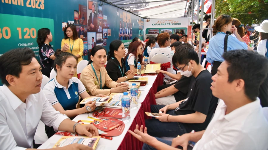 Thí sinh tìm hiểu tham dự Ngày hội "Lựa chọn nguyện vọng xét tuyển".