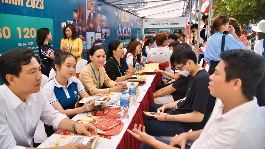 Thí sinh tìm hiểu tham dự Ngày hội "Lựa chọn nguyện vọng xét tuyển".