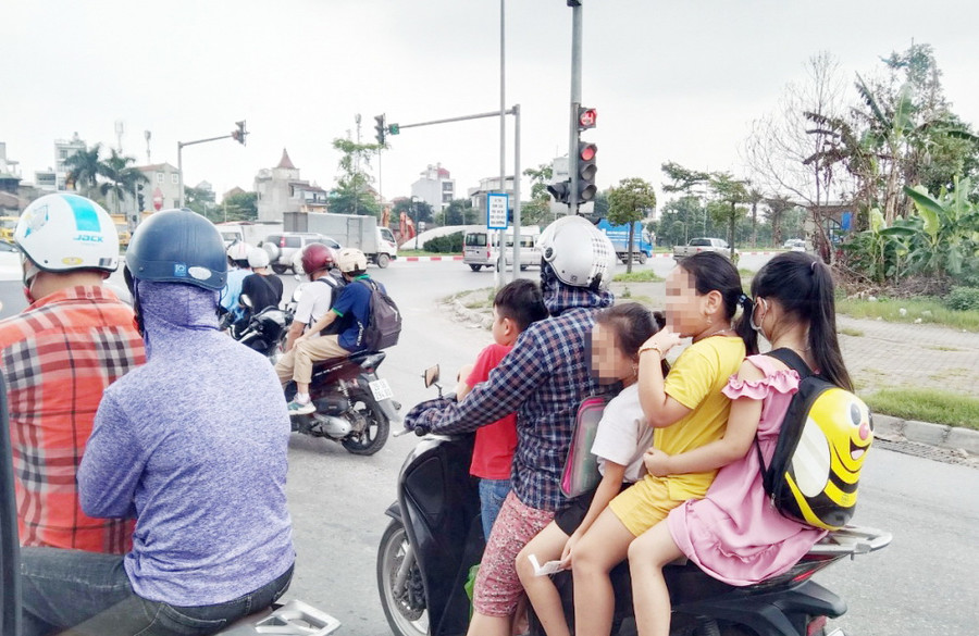 Nhiều phụ huynh vi phạm Luật Giao thông đường bộ, thiếu sự gương mẫu. Ảnh: Đinh Luyện/Lao động Thủ đô. Nhiều phụ huynh vi phạm Luật Giao thông đường bộ, thiếu sự gương mẫu. Ảnh: Đinh Luyện/Lao động Thủ đô.