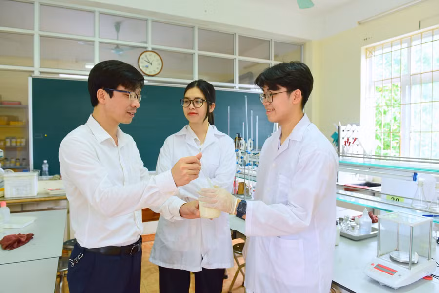 Thầy Hoàng Châu Thiện – giáo viên Trường THPT Chuyên Tuyên Quang hướng dẫn học sinh nghiên cứu khoa học.