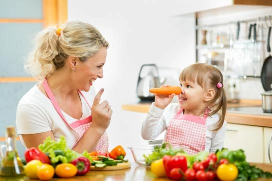 Chọn thực phẩm có chất lượng, nấu ăn tại nhà và đừng cảm thấy lo lắng khi nghĩ đến ăn uống gây béo phì là bí quyết để giữ thân hình cân đối. Ảnh: Shutterstock