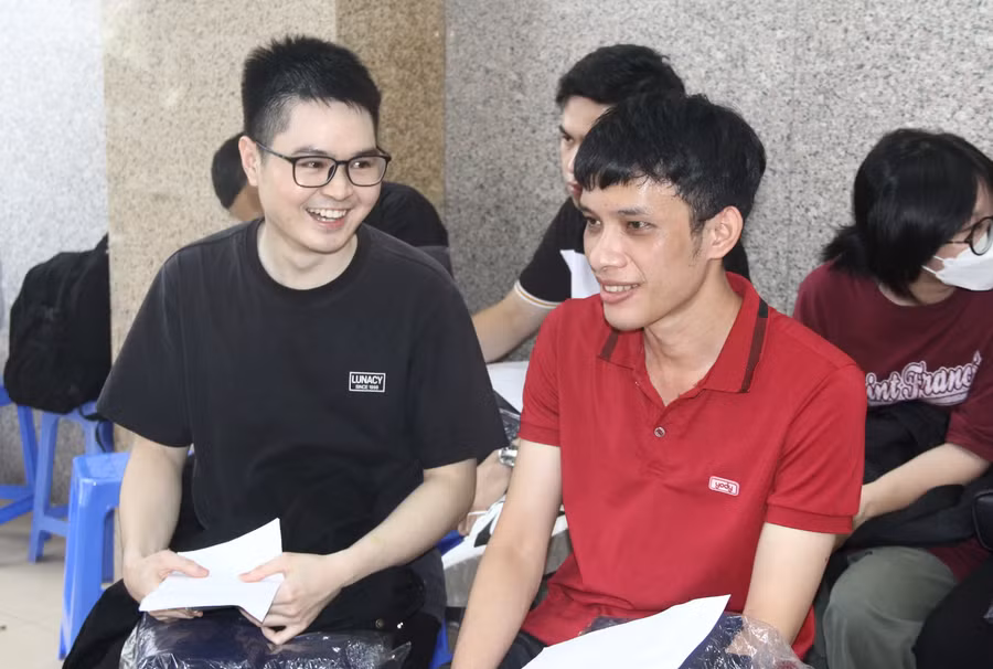 Sinh viên Đỗ Xuân Công (ngoài cùng bên trái, hàng 1) phấn khởi tham gia ngày hội tư vấn và giới thiệu việc làm do Học viện Y dược học cổ truyền Việt Nam tổ chức chiều 29/8.