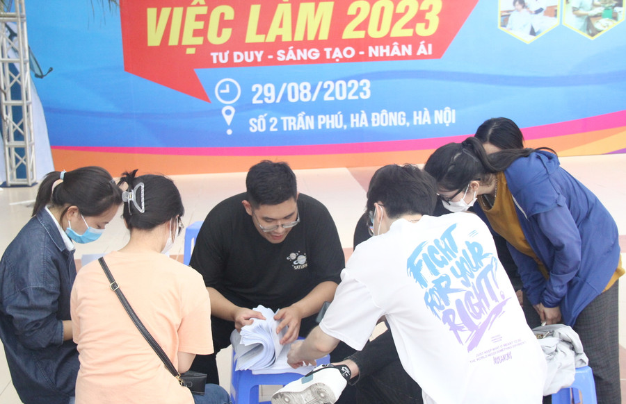 Nhiều cơ hội việc làm cho sinh viên khi tham sự kiện tư vấn và giới thiệu việc làm.