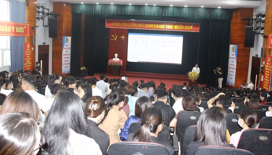 Sự kiện tư vấn và giới thiệu việc làm của Học viện Y dược học cổ truyền Việt Nam thu hút đông đảo sinh viên tham gia.