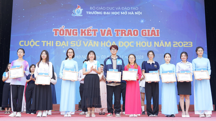 Các sinh được giải trong Cuộc thi 'Đại sứ văn hóa đọc HOU năm 2023'. Các sinh được giải trong Cuộc thi 'Đại sứ văn hóa đọc HOU năm 2023'.