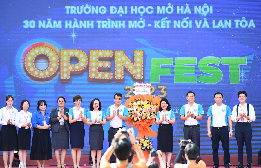 Chiều cùng ngày, Trường ĐH Mở Hà Nội khai mạc Ngày hội 'Open Fest'. Chiều cùng ngày, Trường ĐH Mở Hà Nội khai mạc Ngày hội 'Open Fest'.
