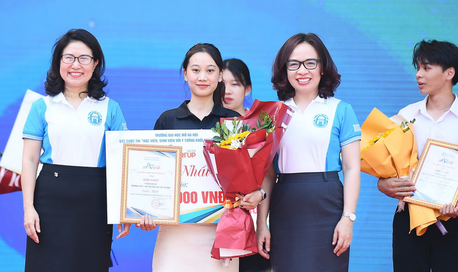PGS.TS Nguyễn Mai Hương - Bí thư Đảng ủy, Chủ tịch Hội đồng Trường (ngoài cùng bên trái) và PGS.TS Nguyễn Thị Nhung - Hiệu trưởng Trường ĐH Mở Hà Nội trao giải Nhất cuộc thi HOU.SV.STARTUP năm 2023 cho dự án German For U - Nơi tạo dựng ước mơ của bạn – nhóm SV Khoa Kinh tế và Khoa Điện - Điện tử, Trường Đại học Mở Hà Nội. PGS.TS Nguyễn Mai Hương - Bí thư Đảng ủy, Chủ tịch Hội đồng Trường (ngoài cùng bên trái) và PGS.TS Nguyễn Thị Nhung - Hiệu trưởng Trường ĐH Mở Hà Nội trao giải Nhất cuộc thi HOU.SV.STARTUP năm 2023 cho dự án German For U - Nơi tạo dựng ước mơ của bạn – nhóm SV Khoa Kinh tế và Khoa Điện - Điện tử, Trường Đại học Mở Hà Nội.