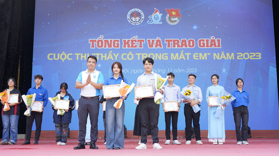 ThS Lê Mạnh Hùng - Bí thư Đoàn TNCS Hồ Chí Minh Trường ĐH Mở Hà Nội trao giải cho các thí sinh đoạt giải Cuộc thi 'Thầy cô trong mắt em' năm 2023. ThS Lê Mạnh Hùng - Bí thư Đoàn TNCS Hồ Chí Minh Trường ĐH Mở Hà Nội trao giải cho các thí sinh đoạt giải Cuộc thi 'Thầy cô trong mắt em' năm 2023.