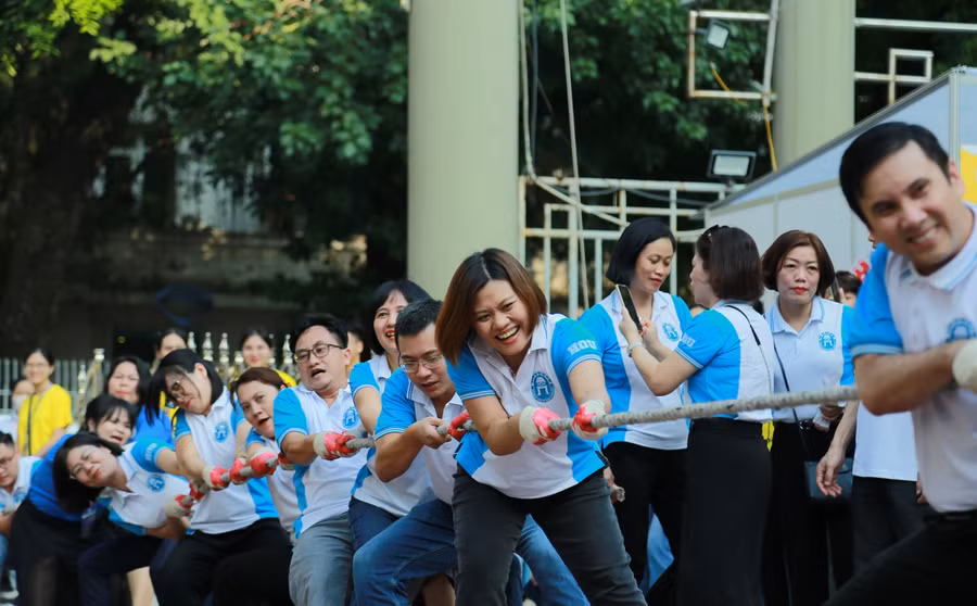 Các cán bộ, giảng viên Trường ĐH Mở Hà Nội 'dạy nhiệt tình, chơi hết mình'.