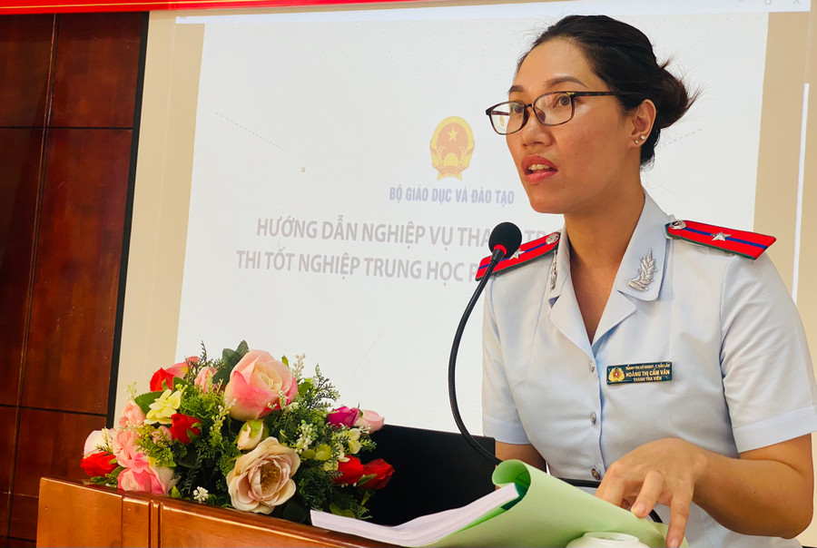 Bà Hoàng Thị Cẩm Vân - chuyên viên Thanh tra Sở GD&ĐT triển khai Chương trình tập huấn (ảnh: TT). Bà Hoàng Thị Cẩm Vân - chuyên viên Thanh tra Sở GD&ĐT triển khai Chương trình tập huấn (ảnh: TT).