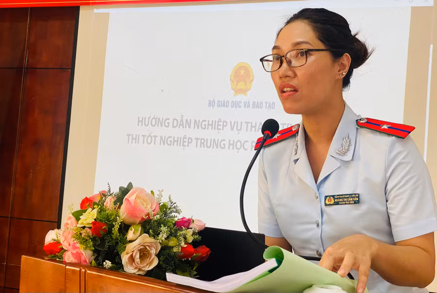 Bà Hoàng Thị Cẩm Vân - chuyên viên Thanh tra Sở GD&ĐT triển khai Chương trình tập huấn (ảnh: TT).