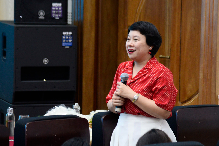 TS Dung đã giúp các bạn sinh viên hiểu về lợi ích của nghiên cứu khoa học đối với sinh viên.