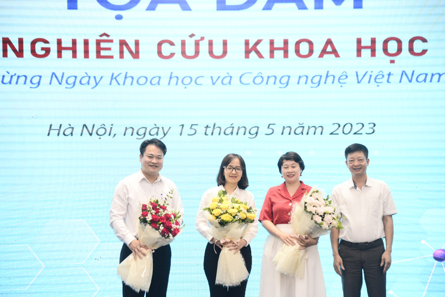 Khen thưởng cho các giảng viên đã có đóng góp trong phong trào NCKH của nhà trường.