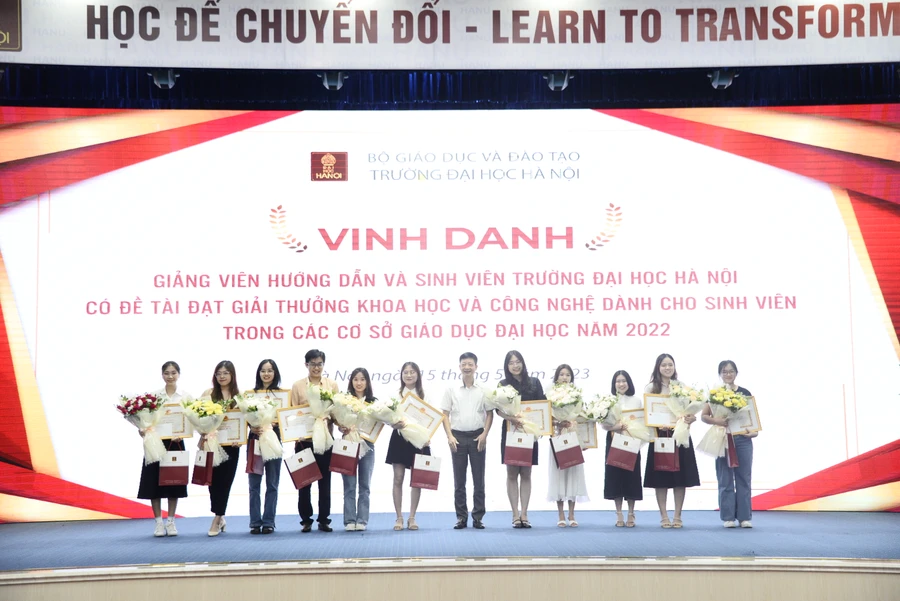 Thổi bùng ngọn lửa đam mê nghiên cứu khoa học trong sinh viên 