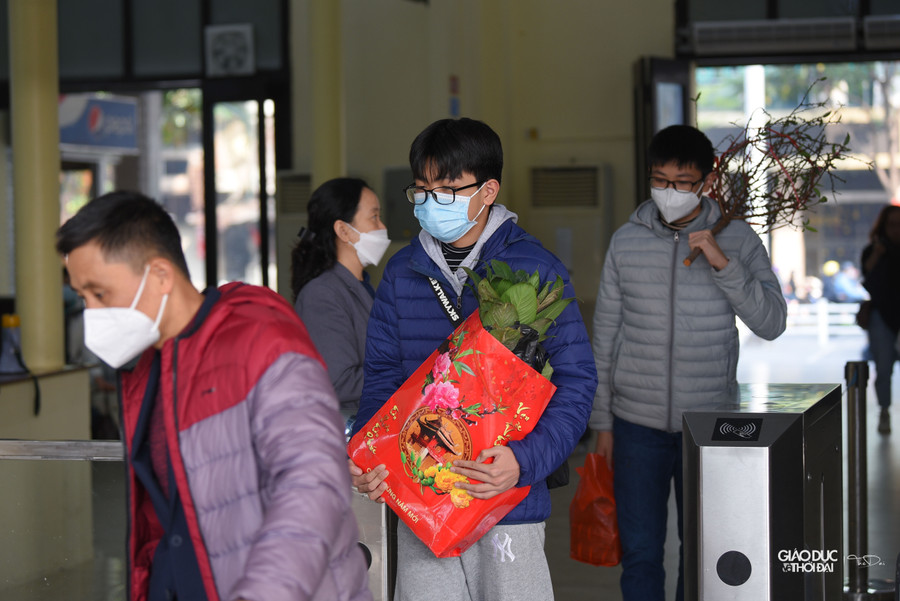 Những túi quà to, nhỏ được nhiều gia đình chuẩn bị để mang về gia đình. Những túi quà to, nhỏ được nhiều gia đình chuẩn bị để mang về gia đình.