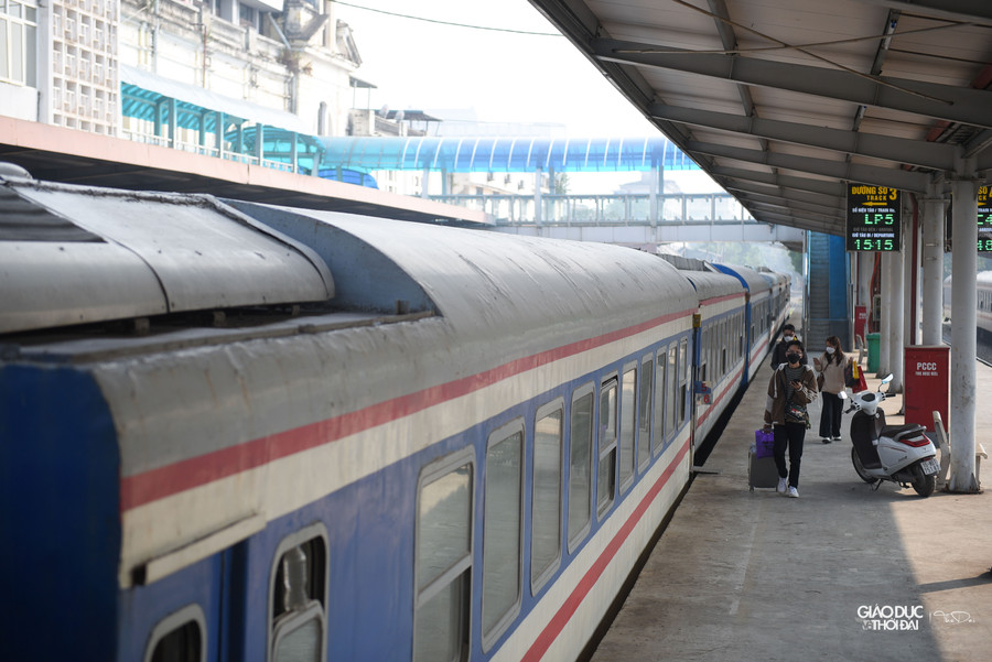 Các đơn vị đường sắt đều bố trí thường trực 24/24h để giải quyết mọi sự cố tại nạn xảy ra và các vụ việc liên quan đến công tác ANTT PCCC cũng như công tác phục vụ hành khách đi lại trong dịp Tết. Các đơn vị đường sắt đều bố trí thường trực 24/24h để giải quyết mọi sự cố tại nạn xảy ra và các vụ việc liên quan đến công tác ANTT PCCC cũng như công tác phục vụ hành khách đi lại trong dịp Tết.