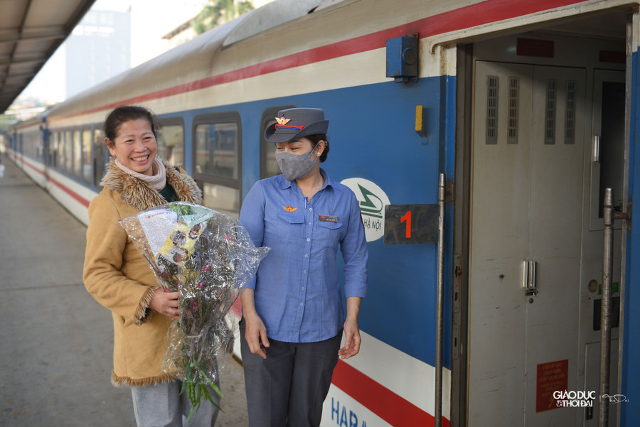 Tổng số CBCNV toàn ngành lên ban đêm giao thừa khoảng 6.000 người. Tổng số CBCNV toàn ngành lên ban đêm giao thừa khoảng 6.000 người.