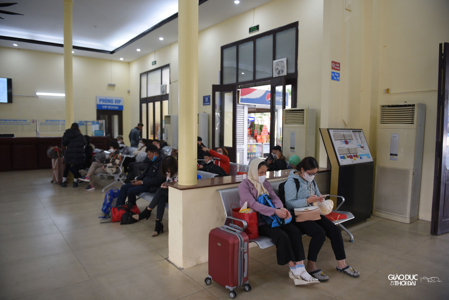 Hành khách chờ để tới giờ lên tàu. Hành khách chờ để tới giờ lên tàu.