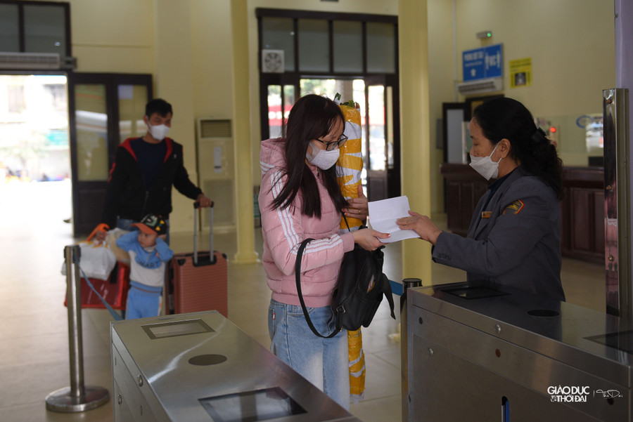Những hành khách khẩn trương check-in để lên tàu. Những hành khách khẩn trương check-in để lên tàu.
