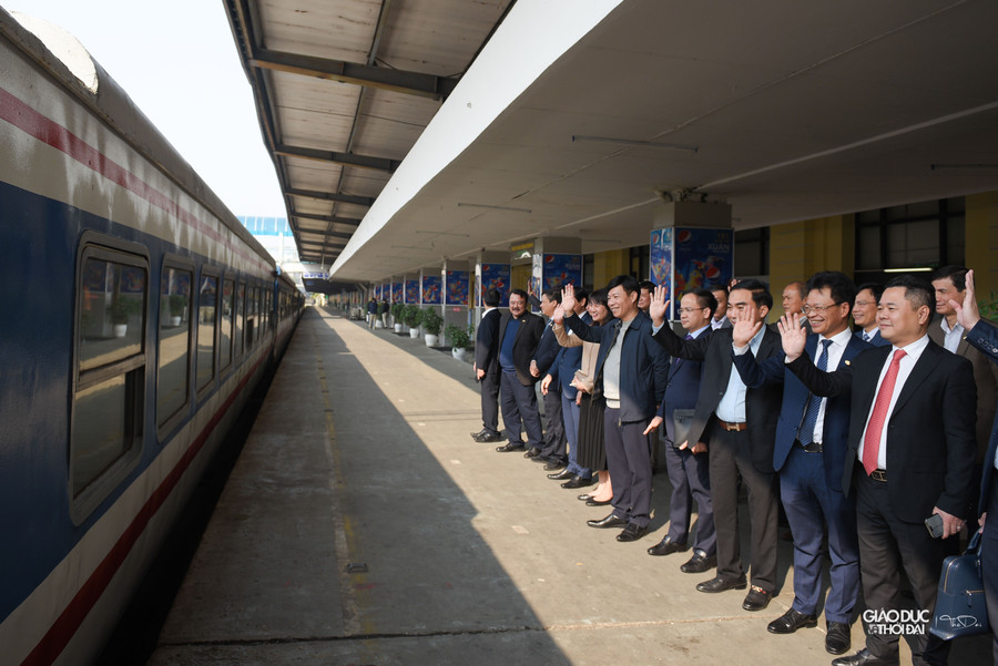 Trong chuyến thị sát, Phó Chủ tịch Nguyễn Ngọc Cảnh đã tặng quà động viên cho cán bộ, nhân viên lên ban làm nhiệm vụ trong ngày 30 Tết. Trong chuyến thị sát, Phó Chủ tịch Nguyễn Ngọc Cảnh đã tặng quà động viên cho cán bộ, nhân viên lên ban làm nhiệm vụ trong ngày 30 Tết.