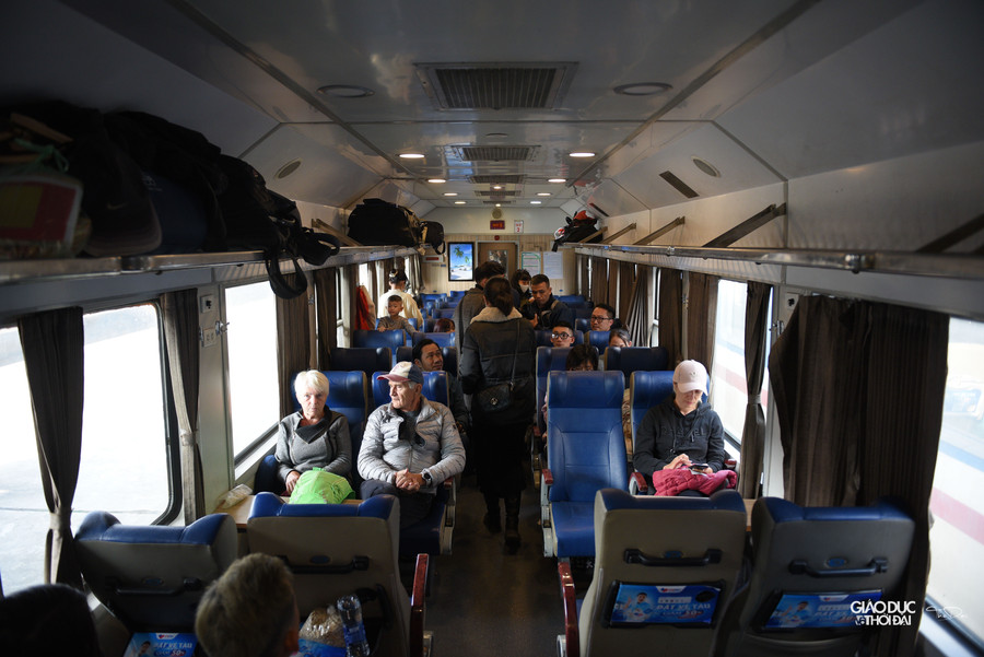 Chiều ngày 21/1, ông Nguyễn Ngọc Cảnh - Ủy ban Quản lý vốn nhà nước tại doanh nghiệp đã tới ga Hà Nội kiểm tra công tác phục vụ hành khách và thăm hỏi, chúc Tết cán bộ nhân viên ngành Đường sắt trực tiếp làm nhiệm vụ trong ngày 30 Tết. Chiều ngày 21/1, ông Nguyễn Ngọc Cảnh - Ủy ban Quản lý vốn nhà nước tại doanh nghiệp đã tới ga Hà Nội kiểm tra công tác phục vụ hành khách và thăm hỏi, chúc Tết cán bộ nhân viên ngành Đường sắt trực tiếp làm nhiệm vụ trong ngày 30 Tết.