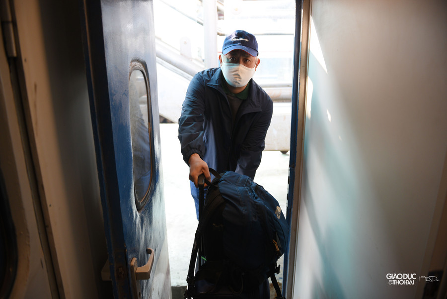 Công tác bán vé tàu Tết đã được triển khai từ rất sớm với nhiều hình thức, tạo điều kiện thuận lợi hơn cho người dân mua vé. Công tác bán vé tàu Tết đã được triển khai từ rất sớm với nhiều hình thức, tạo điều kiện thuận lợi hơn cho người dân mua vé.