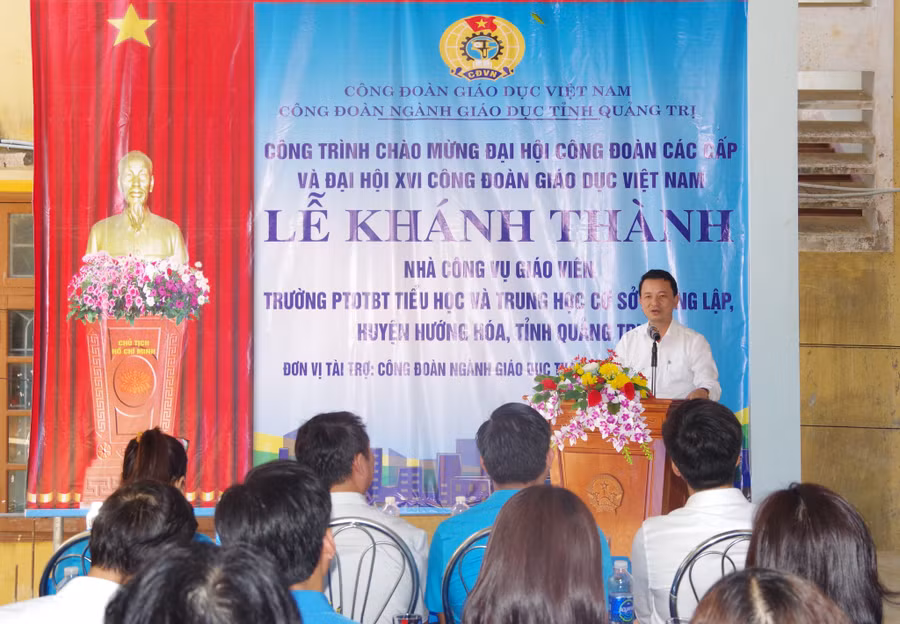 Ông Võ Văn Minh - Phó giám đốc Sở GD&amp;ĐT phát biểu tại Lễ khánh thành nhà công vụ cho giáo viên.