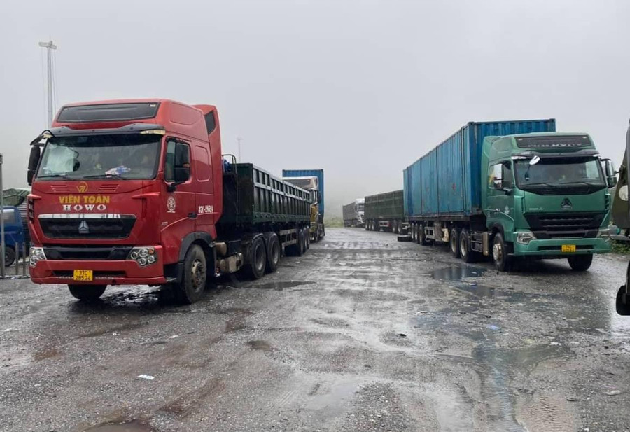 Hàng loạt phương tiện bị ách tắc, giao thông tê liệt. Hàng loạt phương tiện bị ách tắc, giao thông tê liệt.