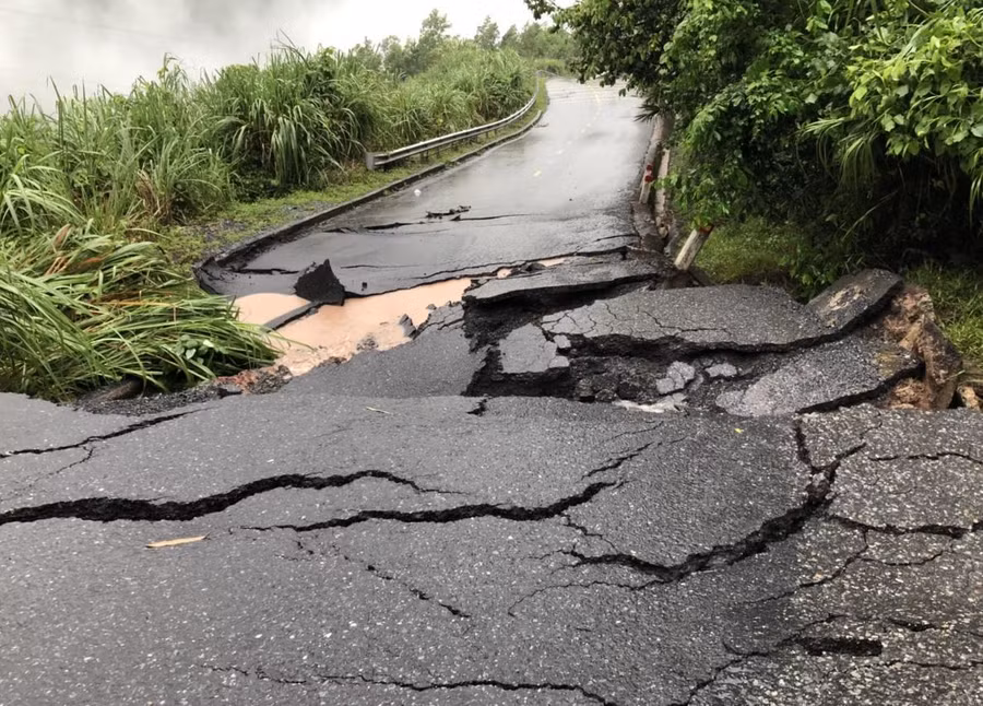 Mặt đường bị sạt lở, nứt toác.