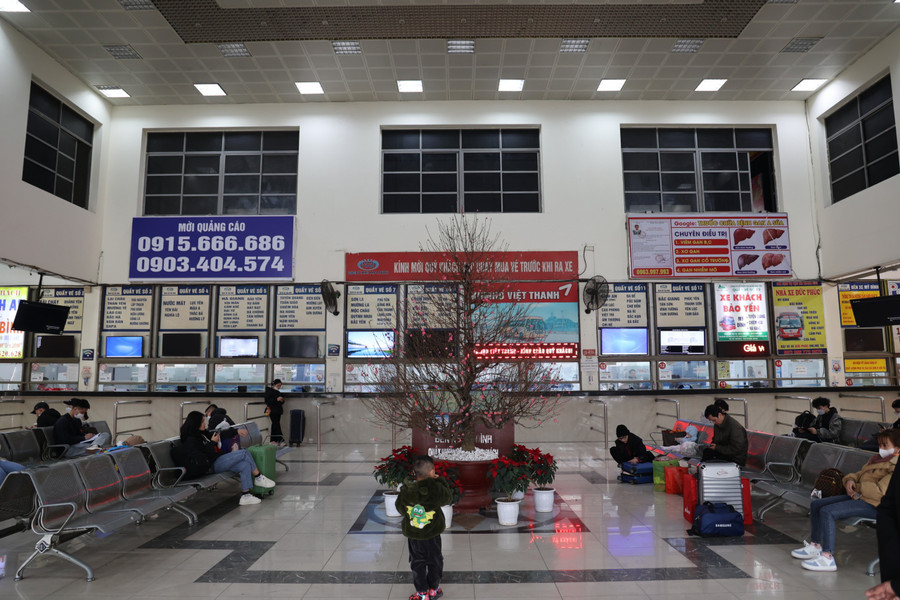 Tại phòng chờ của bến xe Mỹ Đình, chỉ lác đác ít người.