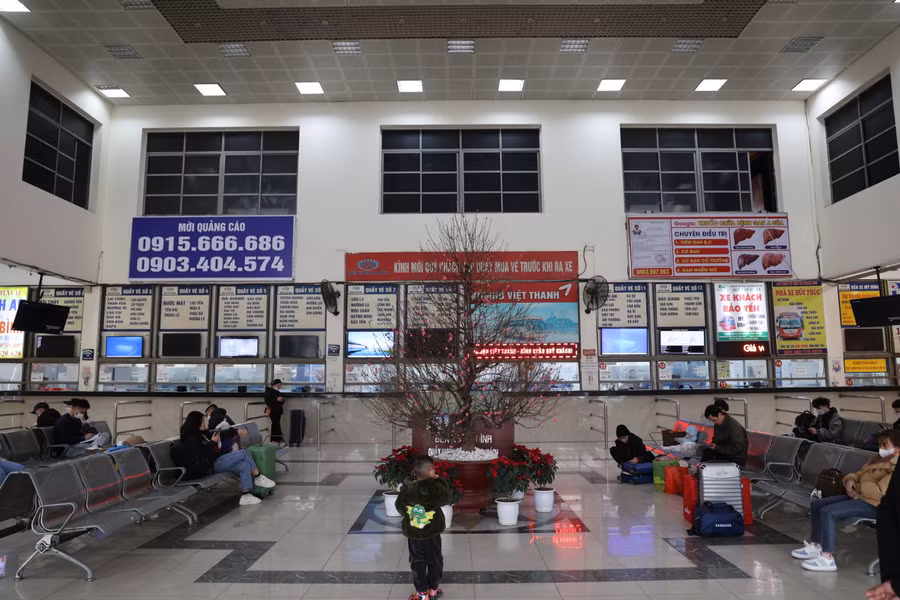 Tại phòng chờ của bến xe Mỹ Đình, chỉ lác đác ít người.