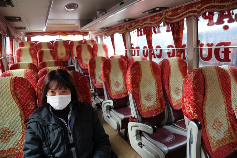 Tại bến Mỹ Đình nhiều xe xuất bến chỉ với 1 hành khách trên xe.