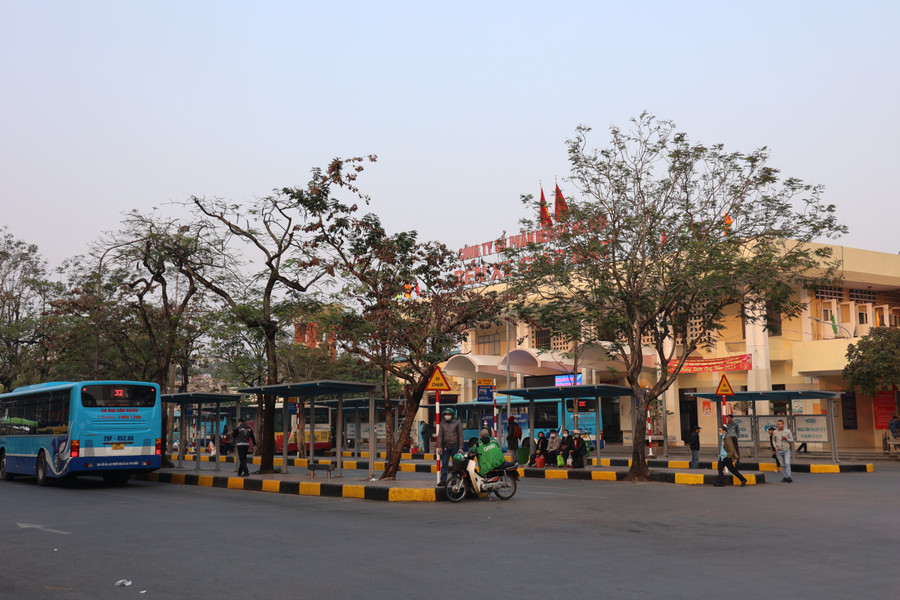 Vào những ngày cuối năm, lượng khách chọn di chuyển bằng xe khách tại các bến xe giảm mạnh.